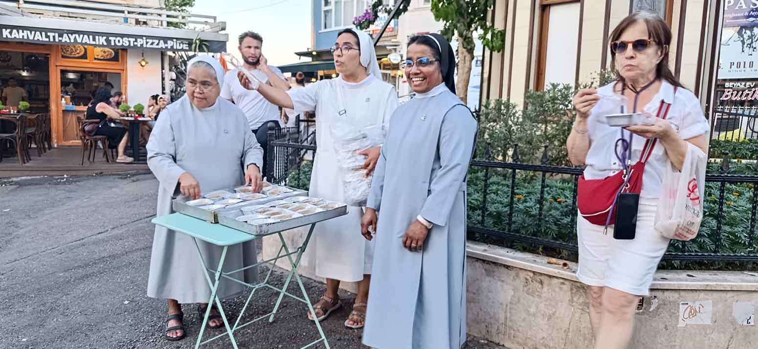 TURCHIA - Un dolce che unisce: le suore di Büyükada distribuiscono l'Aşure