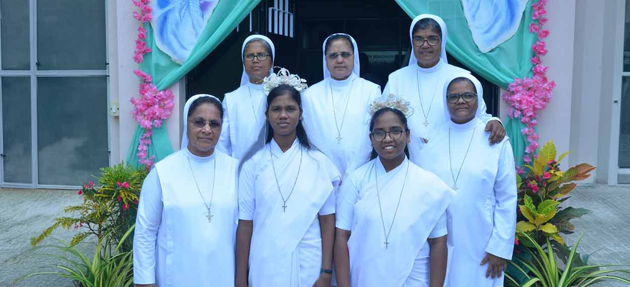 INDIA - Prima Professione Religiosa di Suor Sabitha e Suor Anima