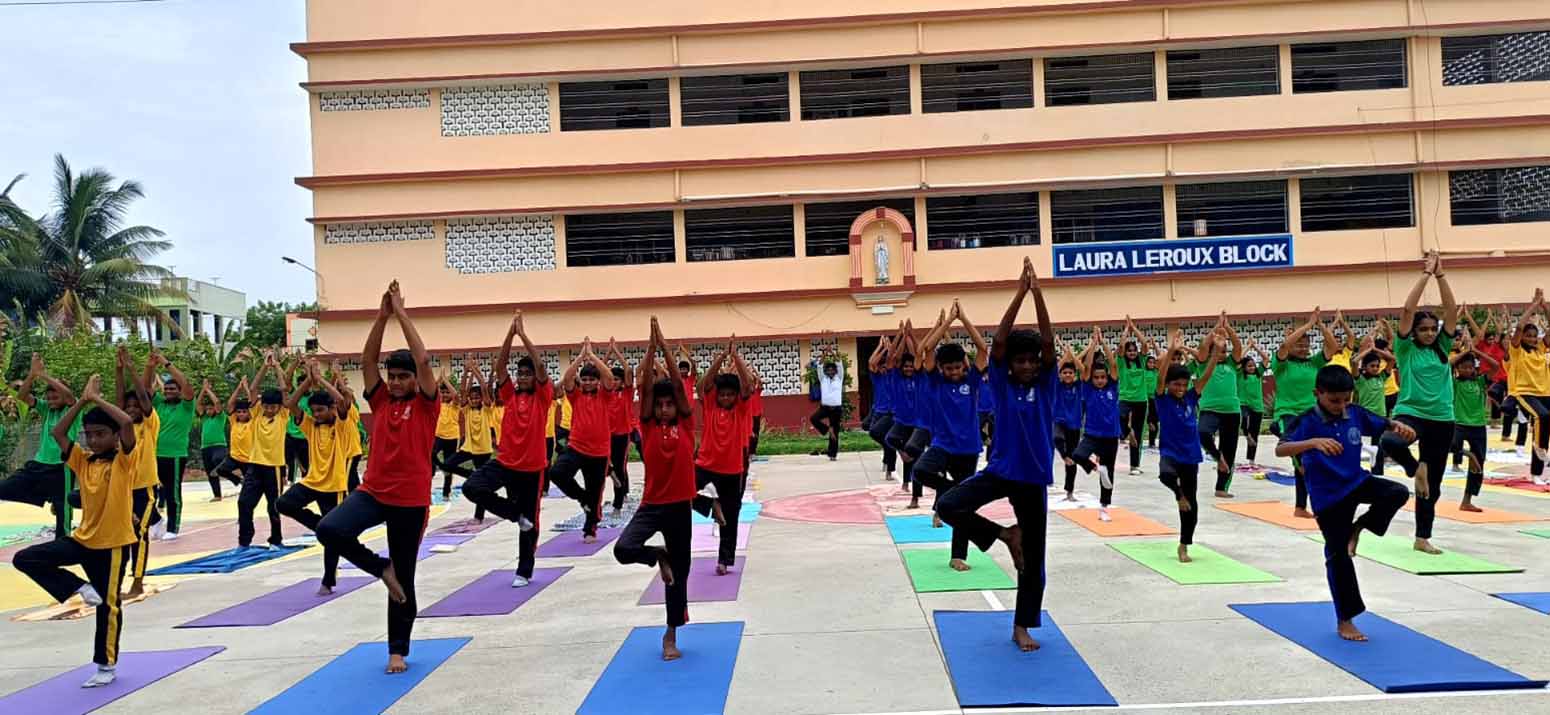 INDIA - Giornata Internazionale dello Yoga celebrata alla St. Francis EM School di Madhira