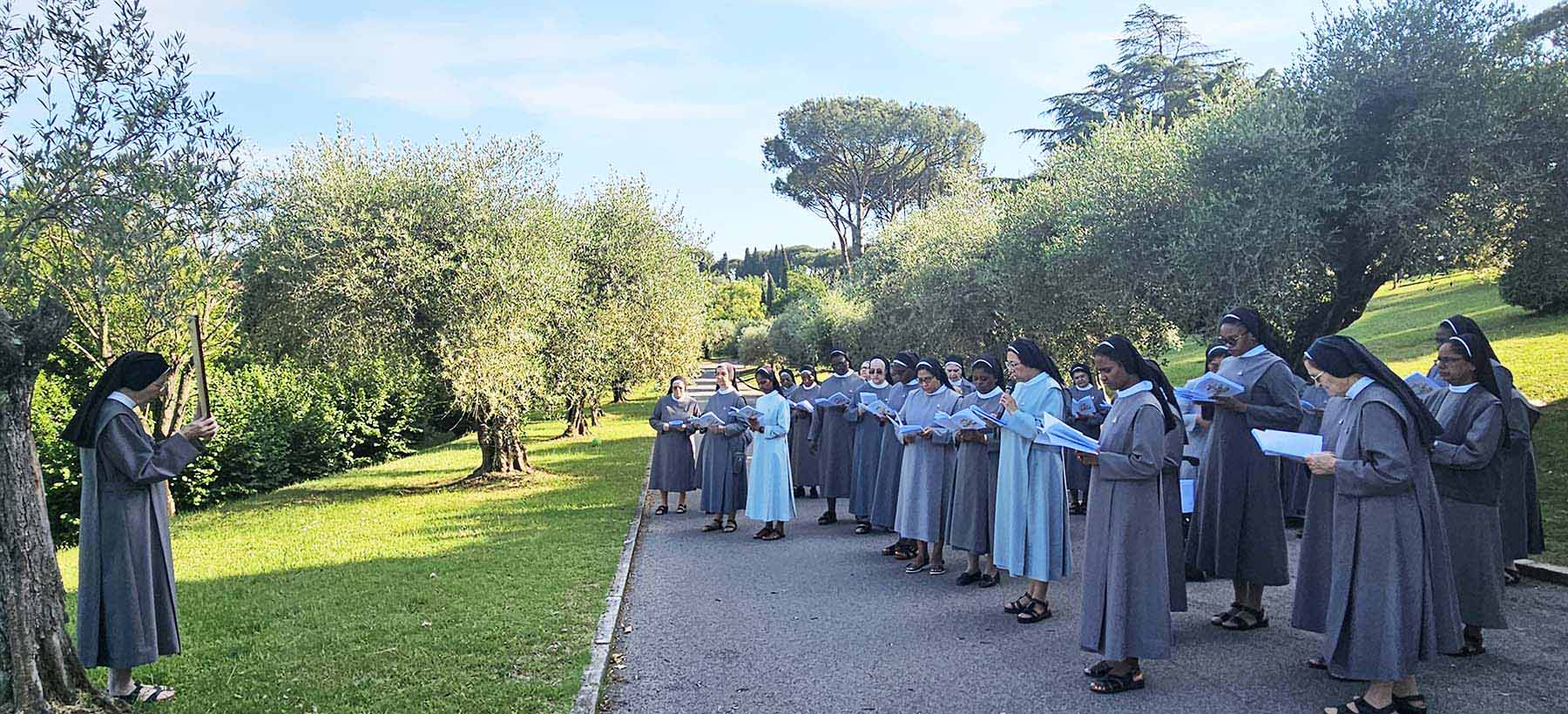 Asisium: pellegrinaggio Francescano nel giardino alla casa generalizia