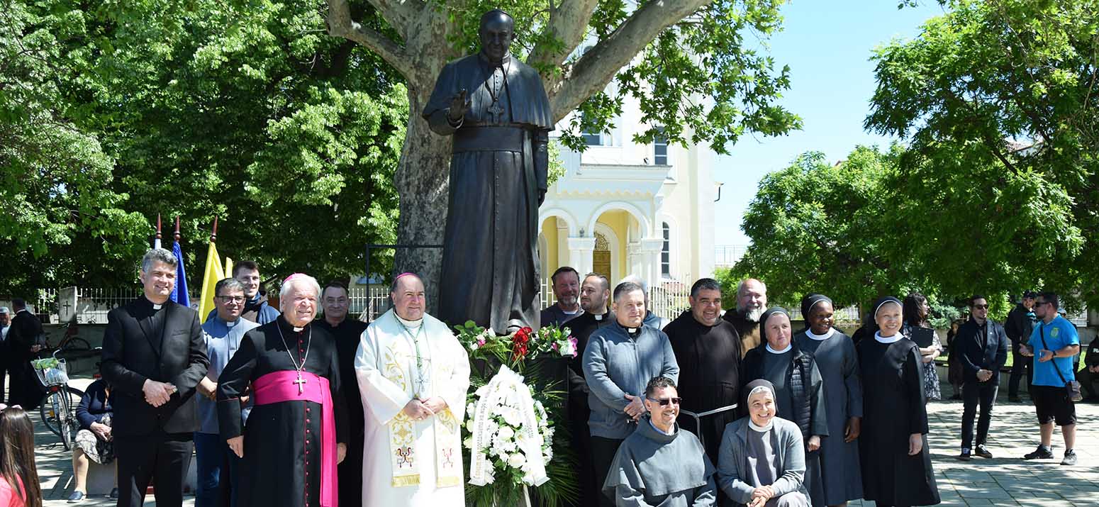 La BULGARIA rende omaggio a Papa Francesco con un monumento commemorativo
